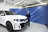 Josef Hochreiter, Leiter Wasserstoffmobilität BMW Group, vor dem X5 Hydrogen, dritte Generation.