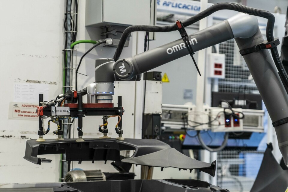 Operators, cobots and mobile robots work in harmony Omron robotics