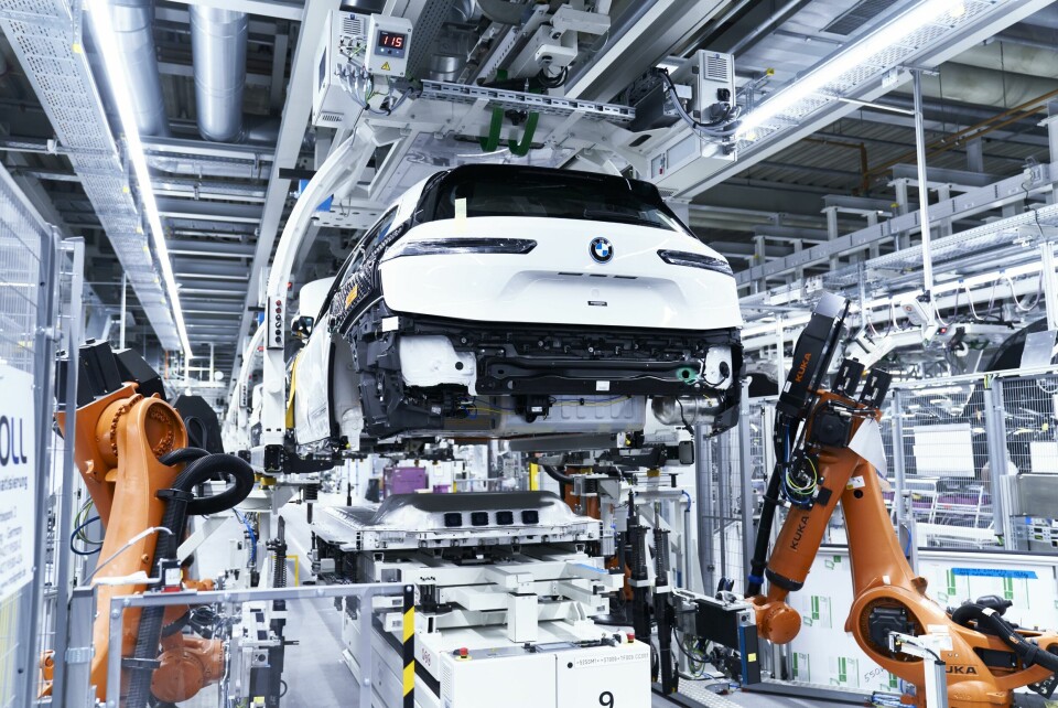 The biggest challenge of making electric and conventional cars on the same production line is to make the marriage station suitable for both types of vehicle BMW iX marriage