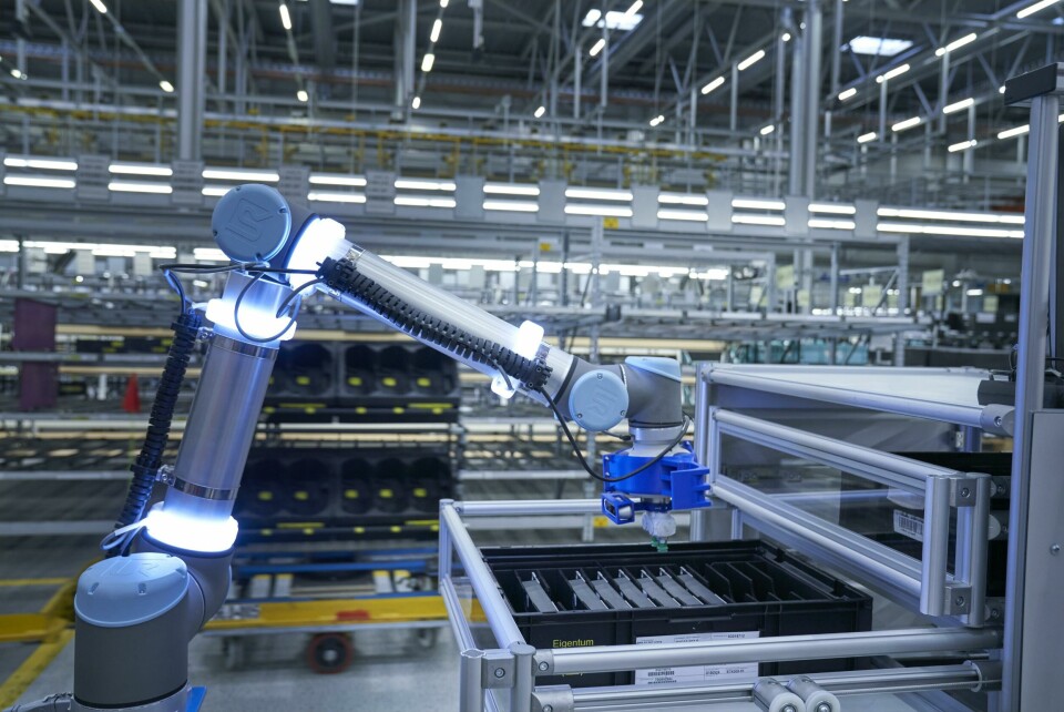 Despite the high level of automation in all BMW plants, 90% of the work is still done by people P90331203_highRes_logistics-robot-pick