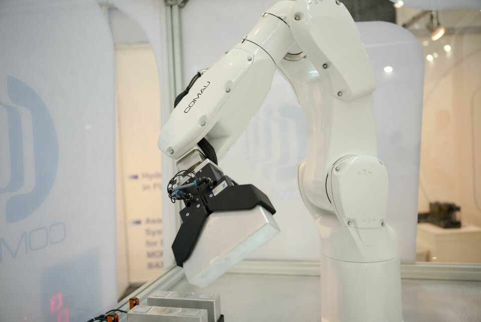 Flexible automation is a vital technology for battery manufacturing. Comau has leveraged a clean room robotic system for battery cell production 3_Comau_Racer-5SE_The Battery Show