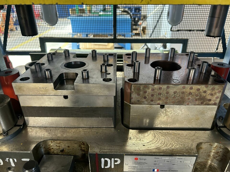 Experimental installation is available at the ArcelorMittal Global R&D lab to characterise the Hole Expansion Ratio of grades (left), and trials on HRCP980SF 3,0mm (right) Number 3