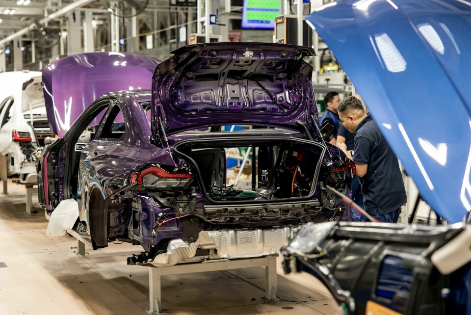 Wooden floors increase ergonomics at the workplace. (Image: BMW)The vehicles leave San Luis Potosi in the direction of 80 worldwide markets via the factory’s own railway connection or via truck. BMW San Luis Potosi Plant - Shop Floor Production Line