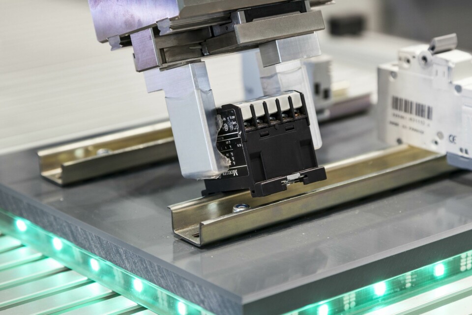 The assembly of control cabinets has been difficult to implement with a robot due to the diversity of variants. Source: Fraunhofer IPA/photo: Rainer Bez _MG_5084