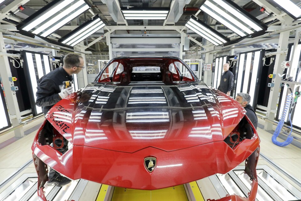 The new Lamborghini paintshop flexibility allows, for instance, painting both the body and hang-on parts in one line Lamborghini front on