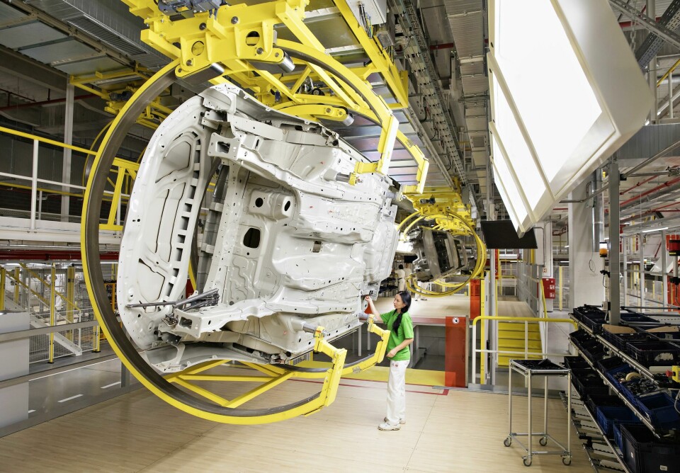 Skoda identifies nine stages in the sequence from the entry of bare metal bodies from the plant’s welding shop to their exit to subsequent assembly operations paint-shop-skoda-car-technology