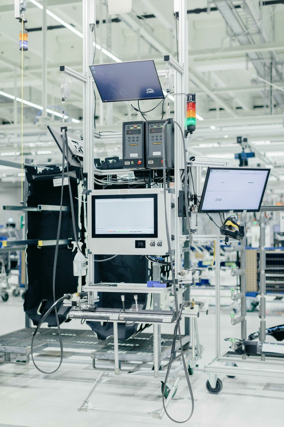 Edge Cloud 4 Production uses local servers that act as data processing center and eliminates the need for expensive, high-maintenance industrial PCs Edge Cloud 4 Production uses local servers that act as data processing center and eliminates the need for expensive, high-maintenance industrial PCs