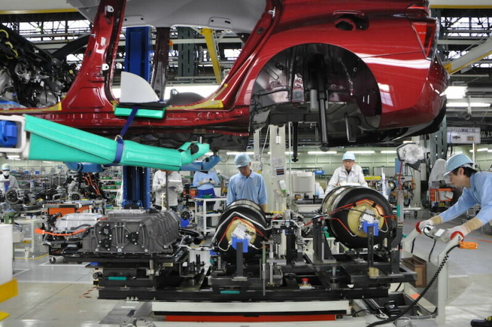 Expanding and restructuring TOYOTA FC_Stack_Tank_Installation_4
