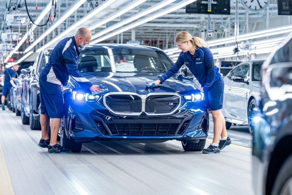 BMW has made substantial investments in its production network, with over one billion euros invested towards the integration of several models at Dingolfing, now including the model i5. BMW has made substantial investments in its production network, with over one billion euros invested towards the integration of several models at Dingolfing, now including the model i5.