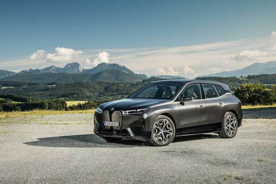 Now you see it, now you don’t… Despite a heavyweight look, the BMW iX can catapult from 0-60 mph (97 kmph) in around 4 seconds. the-first-ever-bmw-iX