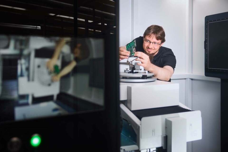 A high level of equipment and shopfloor connectivityDräxlmaier started to connect its plant equipment to the cloud as far back as 2016, and has since achieved consistent data semantics across facilities, as well as adding Power BI self service across the shopfloor Dräxlmaier electronics production 3