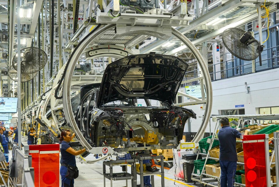 Using AI and machine learning, smart factory principles predict inefficiencies like maintenance needs or high energy use, allowing the teams at San Luis Potosí to act early and prevent waste. Using AI and machine learning, smart factory principles predict inefficiencies like maintenance needs or high energy use, allowing the teams at San Luis Potosí to act early and prevent waste.