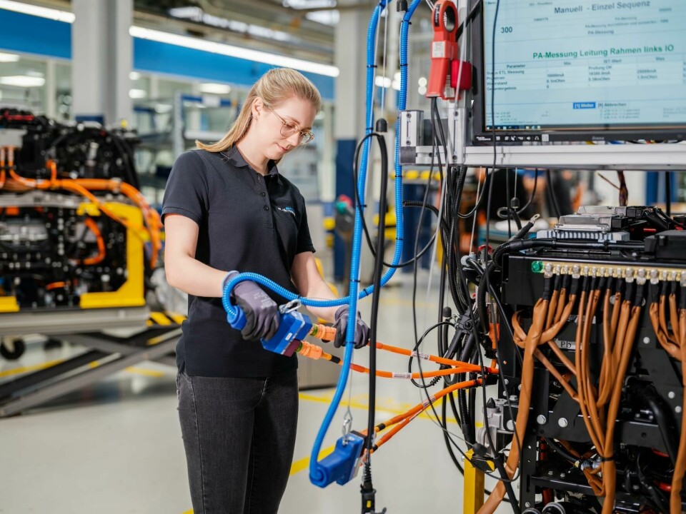 eActros 600 component assembly at the Mannheim plant eActros 600 component at the Mannheim plant