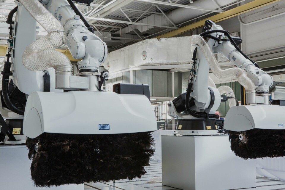 Feather-roller robots clean vehicle bodies of dust and debris before painting, adapting to BYD’s diverse EV designs and production sequences. Feather-roller robots clean vehicle bodies of dust and debris before painting, adapting to BYD's diverse EV designs and production sequences.