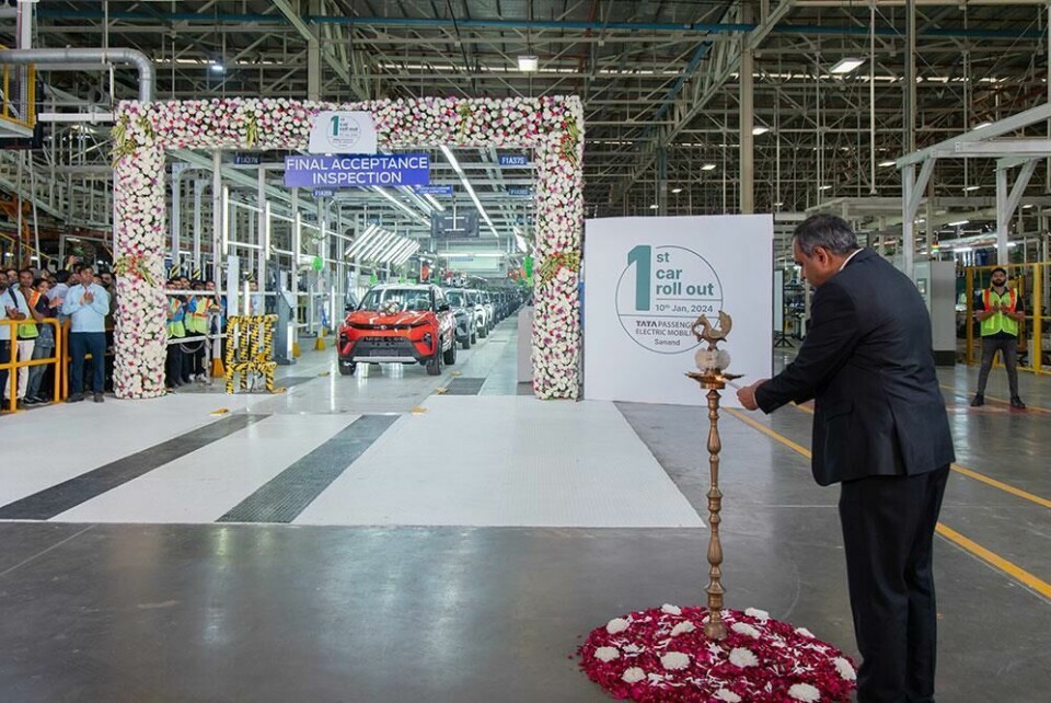 Shailesh Chandra, Managing Director, Tata Motors Passenger Vehicles Limited & Tata Passenger Electric Mobility inaugarating the opening of Tata TPEM’s new plant and launch of Tata’s first own-brand vehicle Mr.-Shailesh-Chandra-innaugrating-the-ceremony-lowres