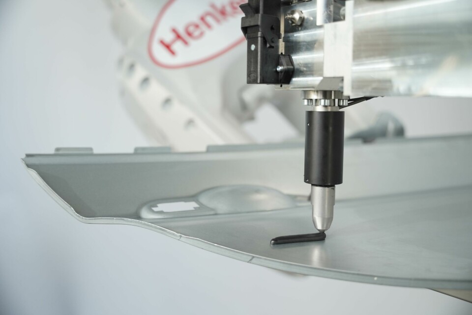 Henkel’s early partnerships with automotive manufacturers laid the foundation for their continuing leadership in the automotive industry robotic-application-first-anti-flutter-bead-car-door-panel