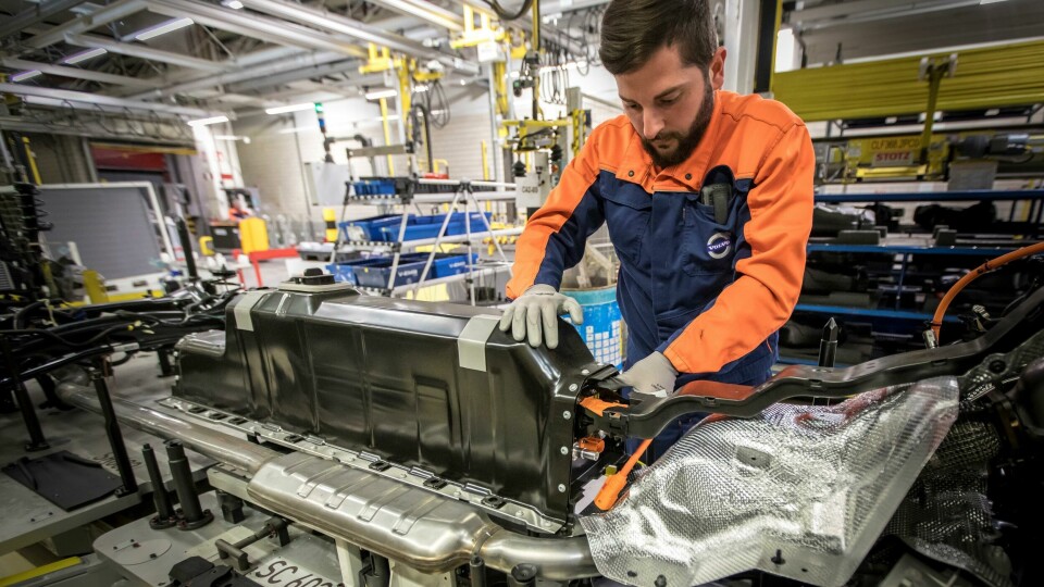 Plug-in hybrid battery pack mounted in an XC40 at Volvo Cars’ Ghent plant Plug-in hybrid battery pack mounted in an XC40 at Volvo Cars’ Ghent plant