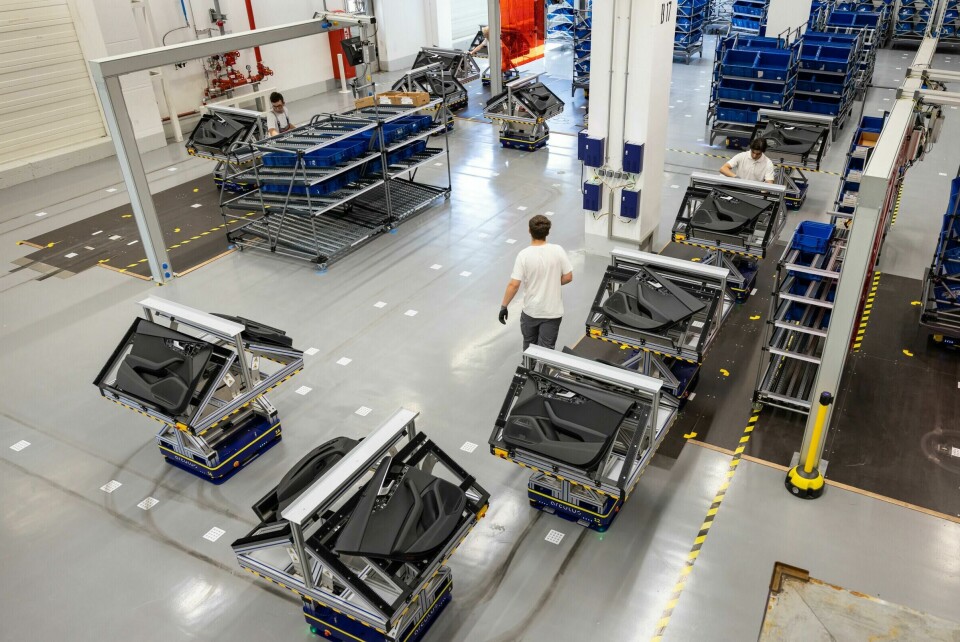 Audi modular production pilot in Ingolstadt, GermanyOptional extra light modules are fitted to Audi interior door panels in a pilot of part-automated modular assembly. A223803_medium