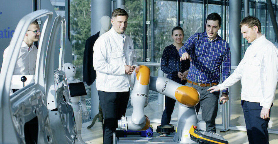The imitation game Innovative Sensorjacke trainiert Industrieroboter: Gl‰serne Manufaktur vereinbart Zusammenarbeit mit Dresdner Startup Wandelbots
