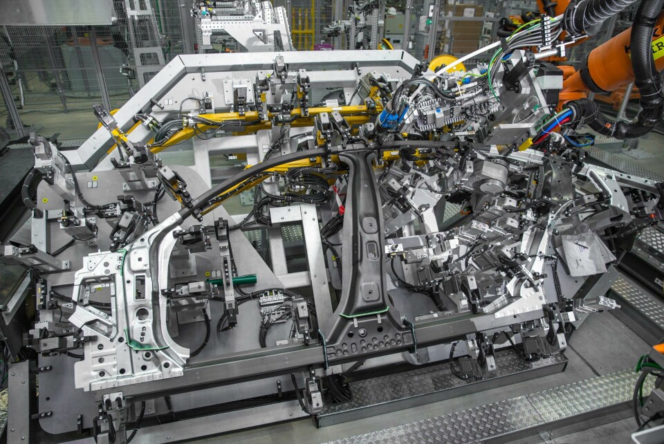BMW is using what it describes as a hybrid pressing process to produce metal-carbon fibre-reinforced plastic parts for the chassis of its 7 Series BMW