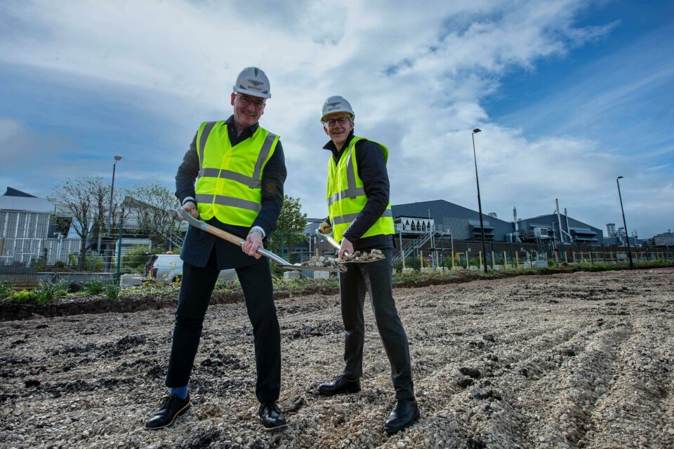 Andreas Lehe (L) and Jan-Henrik Lafrentz (R) break ground at the new paintshop site Paint Shop - 2 (L-R Andreas Lehe, Jan-Henrik Lafrentz)