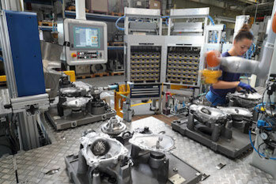 A collaborative future BMW has successfully introduced a collaborative robot into a transmission assembly station at its Dingolfing plant