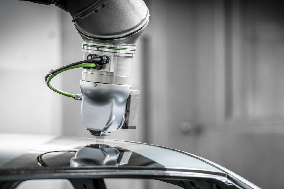 Robot-controlled high-precision instruments measures the seam between the car’s roof and side panel frame. Black paint specially developed for the method goes on with millimeter precision but without spray mist Audi EcoPaint A1914381_large