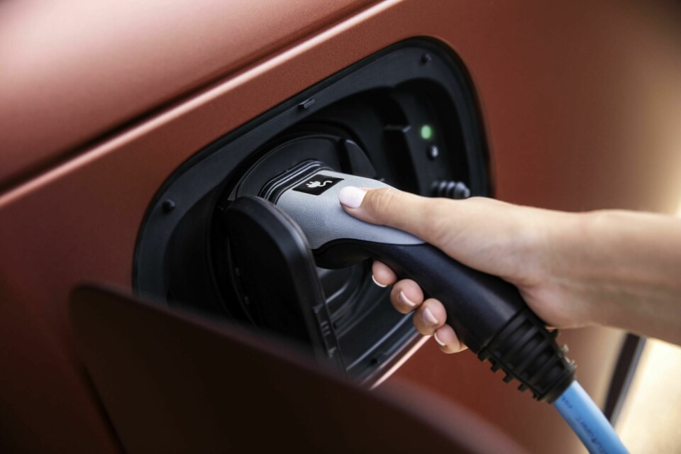 Electric, but flexiblyAlong with ramping up EV and electric drivetrain production, JLR will retain its flexible architecture and continue to build ICE and hybrid variants at plants including Solihull and Nitra JLR EV