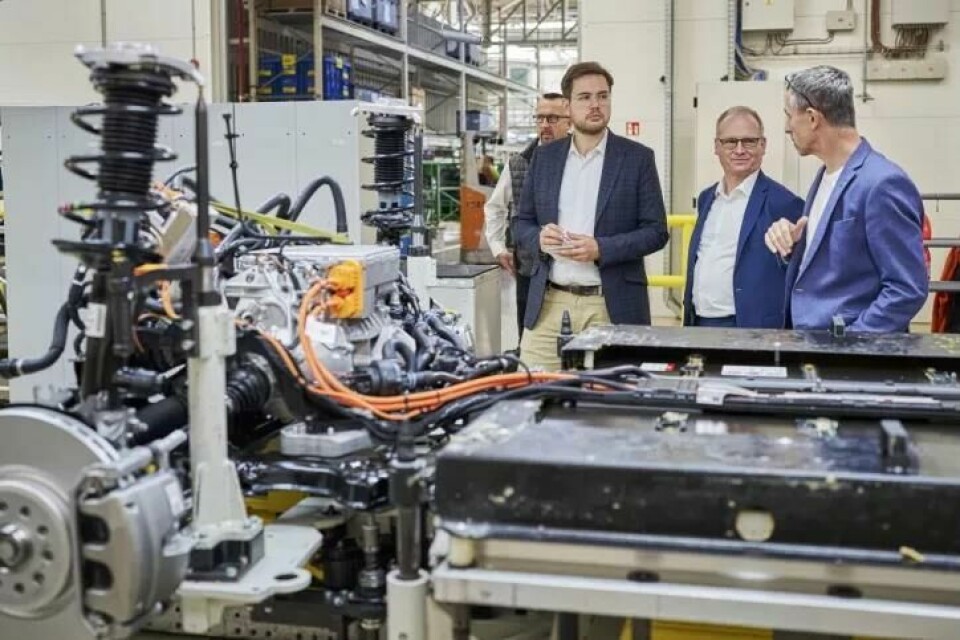 “Production is the ideal playground for innovations,” says Andreas Dick.Production manager in Mladá Boleslav, Marek Jancák (right), shows Automobil Produktion and the production boss the new digital tools in the M13 assembly hall. Production is the ideal playground for innovations says Andreas Dick