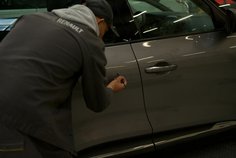 Removal of scratches and dents on a used vehicle. 2021_-_FACTORY_VO_-_Flins (2)