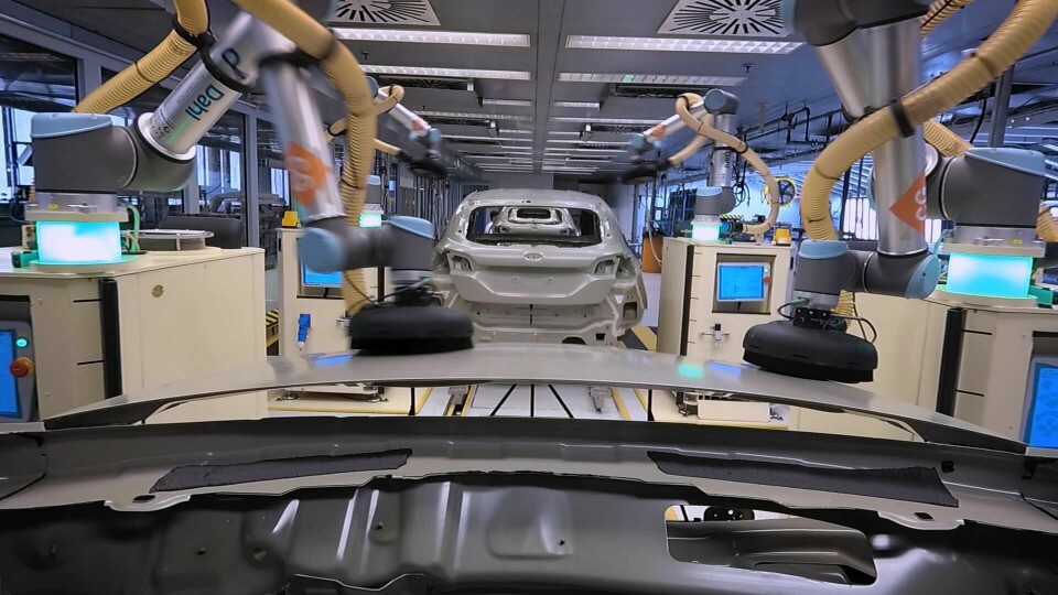 In the paint shop at the Cologne plant, six collaborative robots have been ensuring perfect surfaces in a choreographic sequence since 2019 Ford cobots