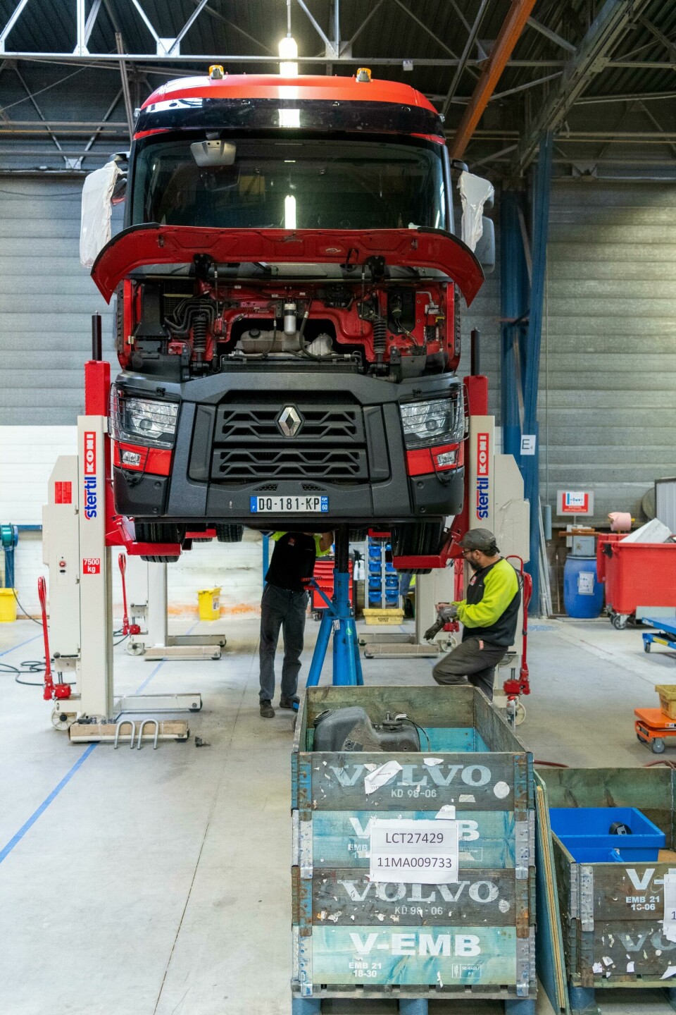 Mechanics carry out refurbishment work at Renault Used Trucks factory in Bourg-en-Bresse, France. p036488