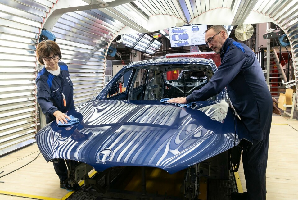 Highly skilled human workers are still needed for surface inspection before the car can move along the production line Regensburg humans 3
