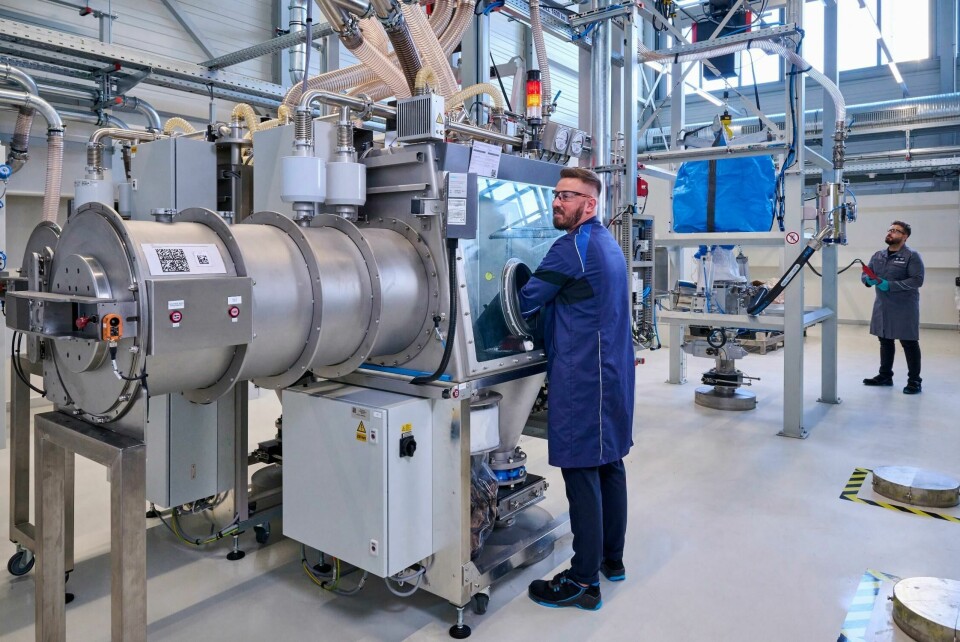Quality checks take place at every stage of the cell manufacturing process, including the dosing and mixing of the battery “slurry” P90528894_lowRes_dosing-and-mixing-em