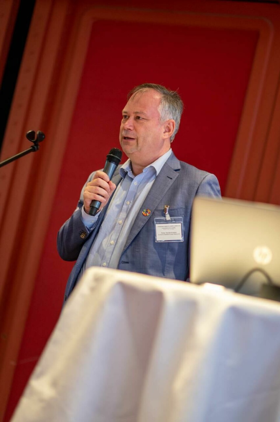 Managing Director Pieter Vanderstraeten addresses the audience at the Sumitomo Bakelite Ghent conference PieterVanderstraeten