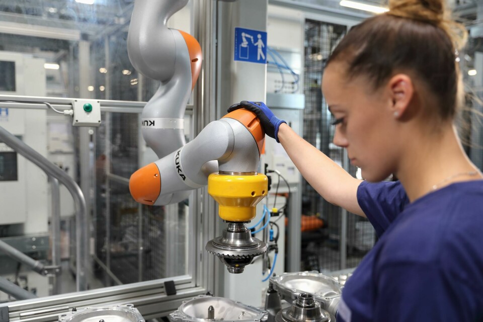 A collaborative approach to automation KUKA_HRC in the production of the BMW Group_Copyright KUKA