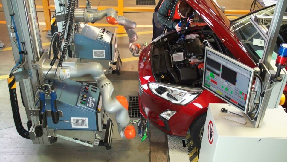 Cobots used in headlight adjustment application HRC during headlight adjustment_Copyright_Dürr Assembly Products
