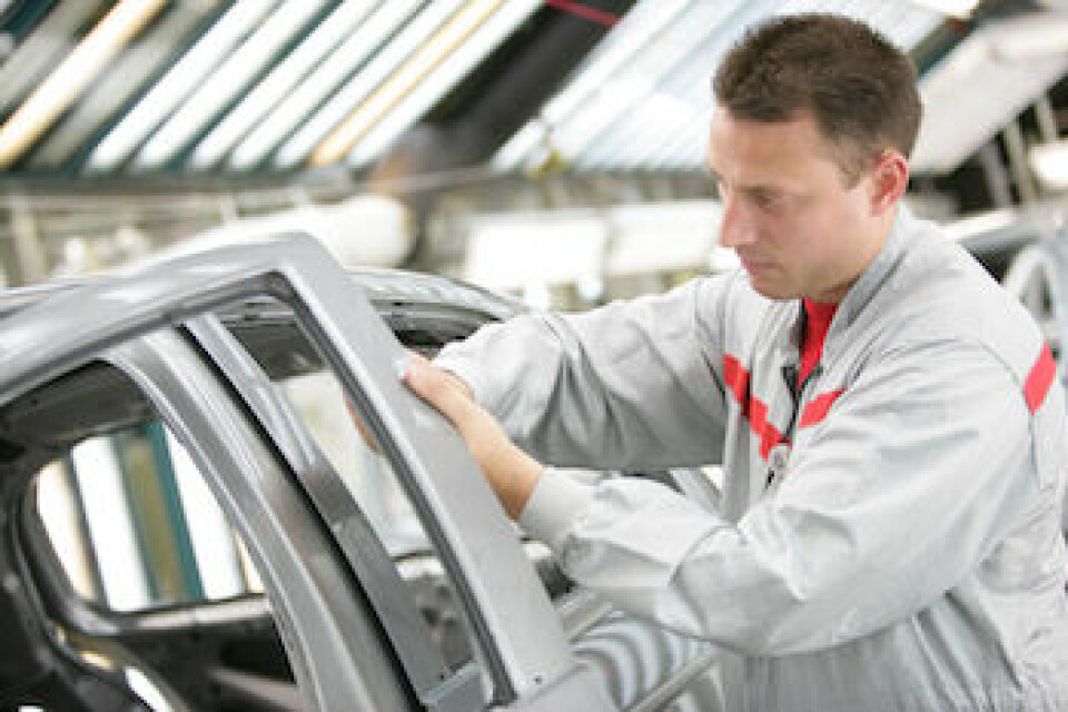 Toyota aims for top slot Atelier peinture ,secteur de la retouche . Toyota Motor Manufacturing France . Onnaing .