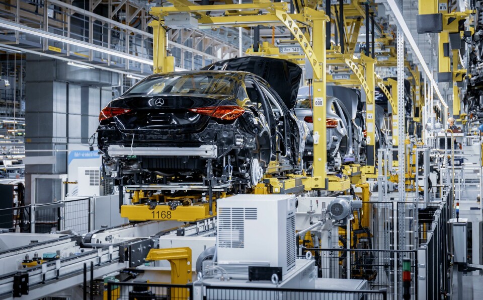 Cellular manufacturing adds flexibility in Mercedes-Benz bodyshop C-Class on Production line