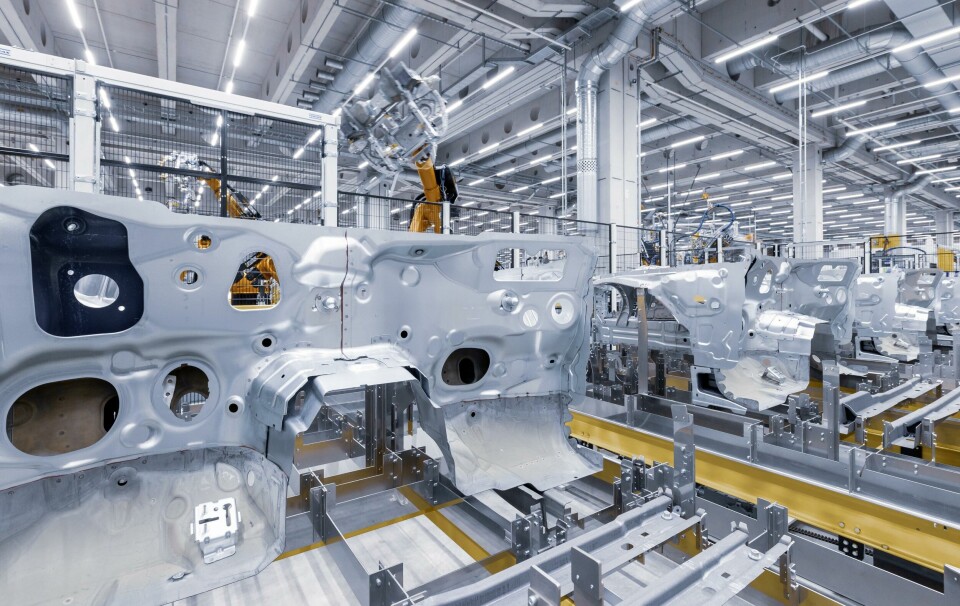 The body parts are processed in different production cells, which can be flexibly combined with each other. Mercedes body Shop Cells