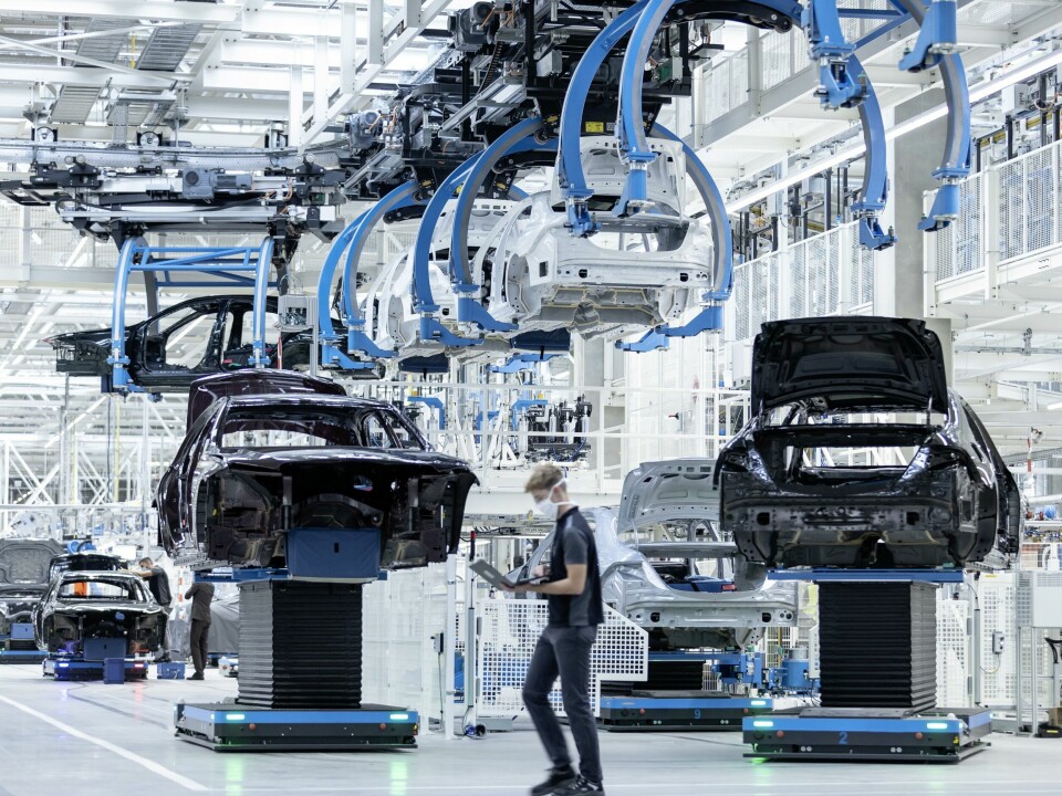 With TecLines, cars are carried by driverless vehicles, allowing individual cars to be diverted for additional production steps (image from Factory 56, Sindelfingen) TecLine Mercedes Benz