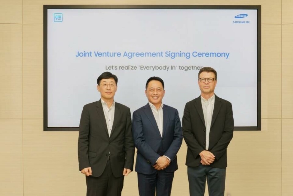 Samsung SDI CEO Yoon-ho Choi and GM VP Kurt Kelty pose during the EV battery JV signing in Seoul on August 27. Samsung SDI CEO Yoon-ho Choi and GM VP Kurt Kelty pose during the EV battery JV signing in Seoul on August 27.