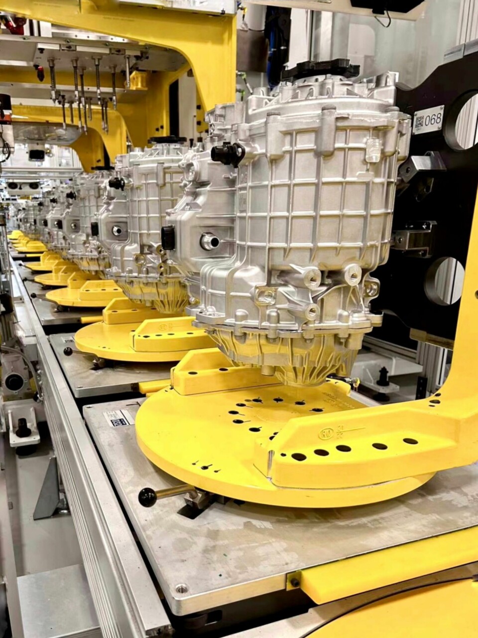Comau developed an adaptable mounting plate with a zero-point positioner that would accommodate both electric motor variants Comau NIO Pallet and adapter