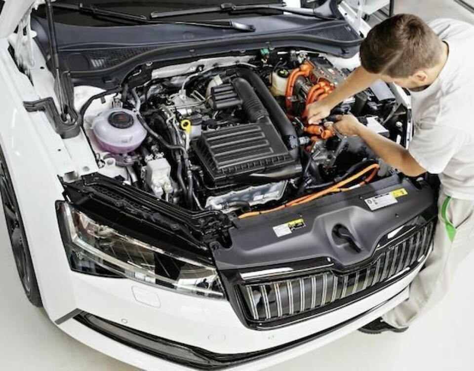 The new Skoda Superb IV plug-in hybrid is made exclusively in Kvasiny, on the same production line as Superb ICE variants Skoda Superb IV assembly - Kvasiny