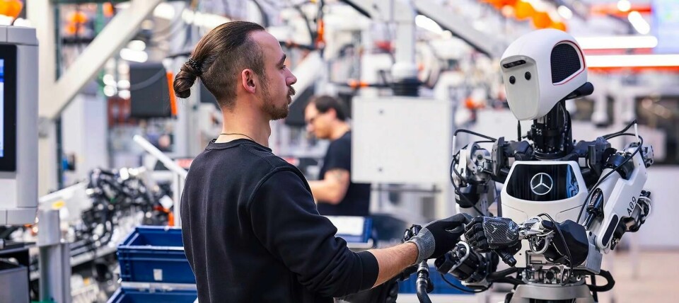 Humans and robots already work hand in hand today. However, increasing digitalisation and automation will change jobs in automotive factories. Humans and robots already work hand in hand today. However, increasing digitalisation and automation will change jobs in automotive factories. (Image- Mercedes-Benz)