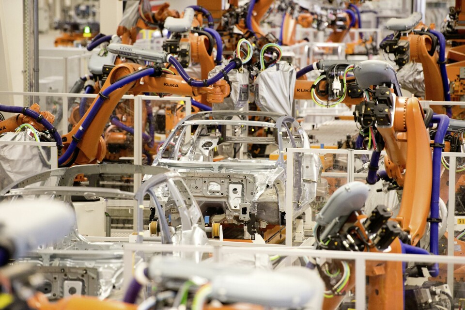 2,200 new robots to improve automation at VW Chattanooga, Emden and Hannover plants Volkswagen Passat production welding Emden