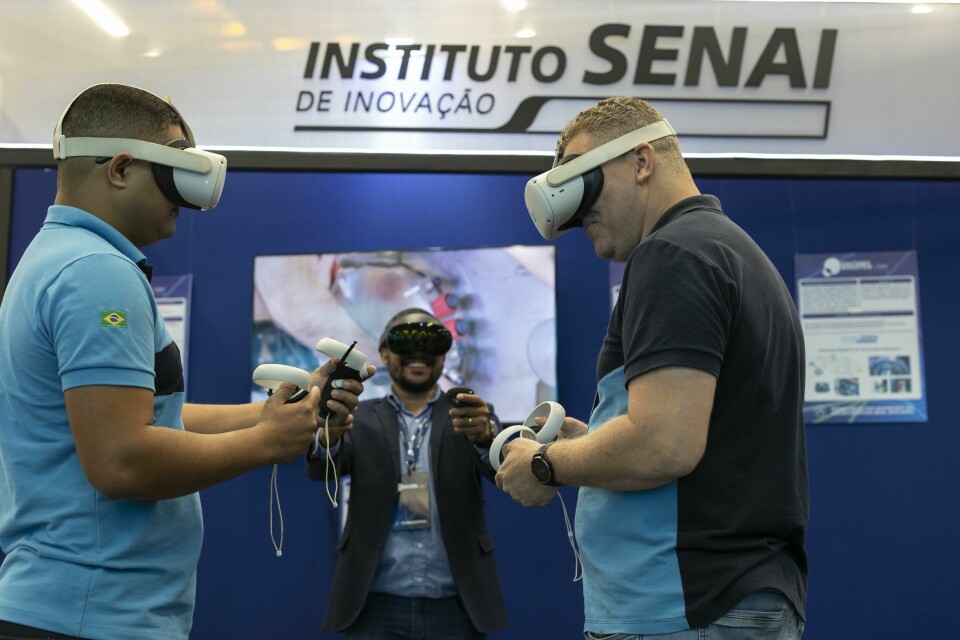 Stellantis’ manufacturing team members that were not physically present tuned in to virtually view presentations and demonstrations through a metaverse platform Stellantis’ manufacturing team members that were not physically present tuned in to virtually view presentations and demonstrations through a metaverse platform