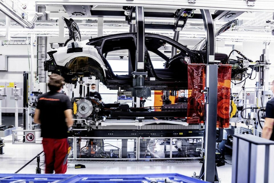 The assembly facility of the Audi e-tron GT at Böllinger Höfe The assembly facility of the Audi e-tron GT at Böllinger Höfe- During the marriage, employees fasten the battery and the drive components to the body with screws at 74 points