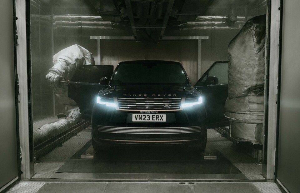 JLR’s Rudy the Robot will be hard at work this Christmas in Gaydon JLR_ClimateEnviromentDoorRobot-1