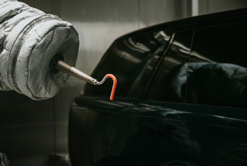 JLR’s Rudy the Robot testing door opens on vehicles JLR_ClimateEnviromentDoorRobot-2